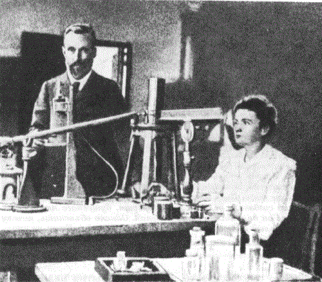 Мария и Пьер Кюри —  первооткрыватели радия —  в своей лаборатории
